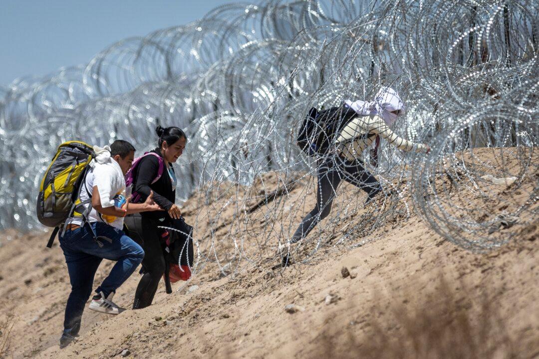Venezuelans Illegally Crossing US Border at Higher Rates Than Mexicans for 1st Time