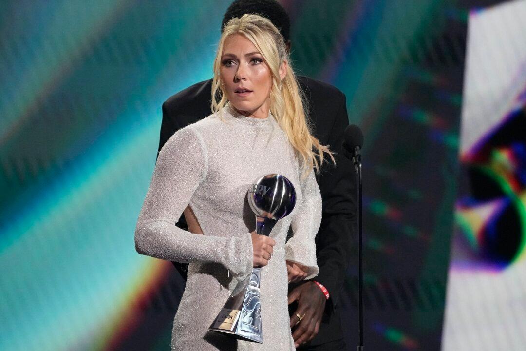 Shiffrin Named ‘Skier of the Year’ for 3rd Time; She Receives Trophy From Bode Miller