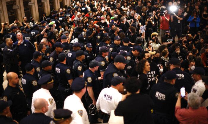 ‘Unprecedented’ Numbers of NYPD Police Flee Force as Crime Continues to Soar
