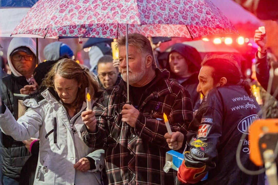 Hundreds Attend Vigil for Victims of Shooting Rampage in Sault Ste Marie, Ont