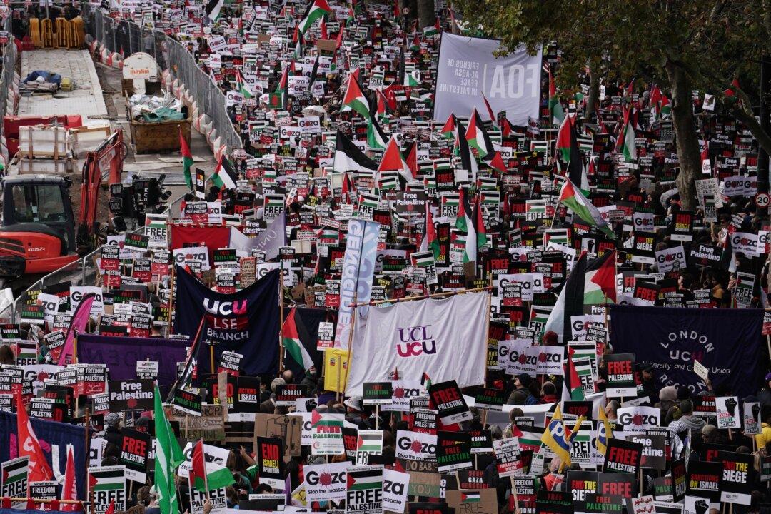 100,000 Pro-Palestinian Protesters Take to London Streets to Demand Ceasefire