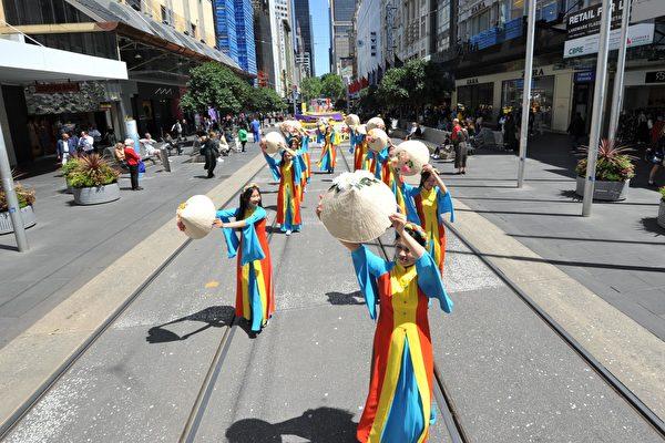 Falun Dafa practitioners held a grand parade in Melbourne, Australia on Oct. 27, 2023. (Tien Nguyen/The Epoch Times)