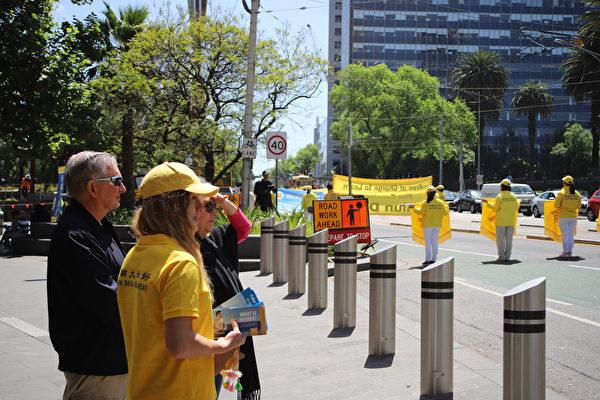Falun Dafa practitioners held a grand parade in Melbourne, Australia on Oct. 27, 2023. (Bryan Duong/The Epoch Times)
