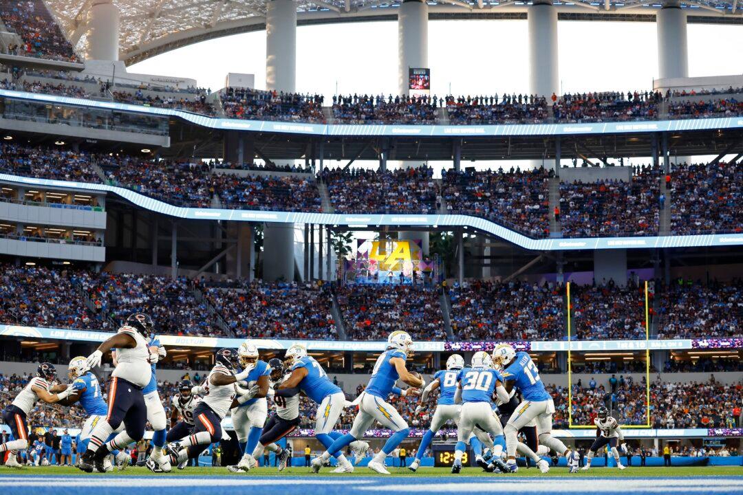 Herbert Throws 3 TDs, Chargers Defeat Bears 30–13