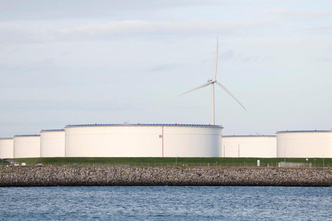 Oil Falls More Than 1 Percent as Concerns About Mideast Supply Ease