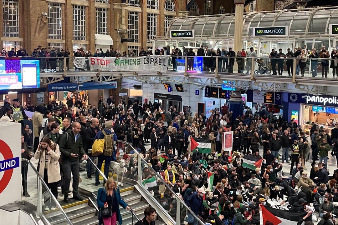 Pro-Palestinian Activists Stage Sit-In at London’s Liverpool Street Station