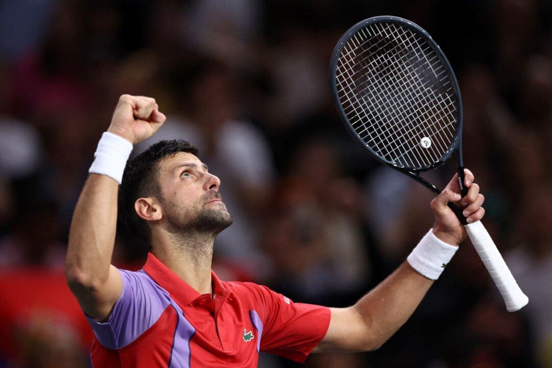Djokovic Battles Back to Advance to Paris Quarter-Finals
