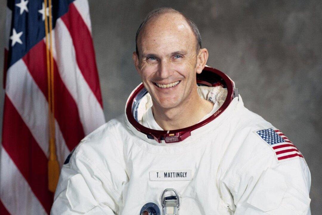 Ken Mattingly, Astronaut Who Helped Apollo 13 Crew Return Safely Home, Dies at 87