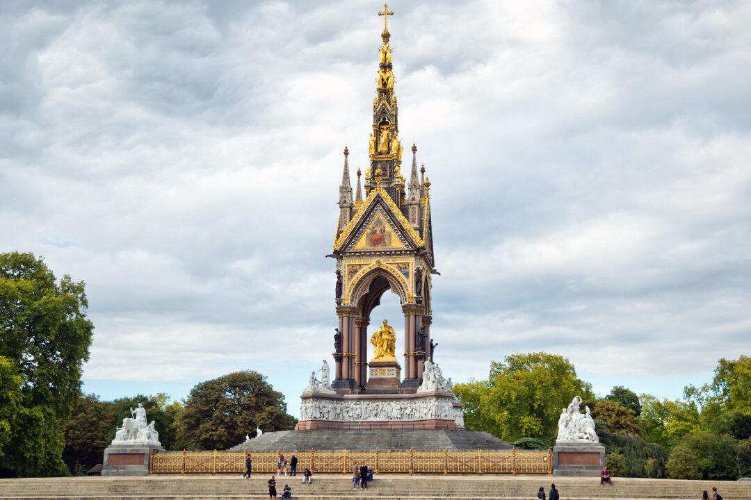 Exquisite London: Victoria, Albert, Snuff Boxes, and Afternoon Tea