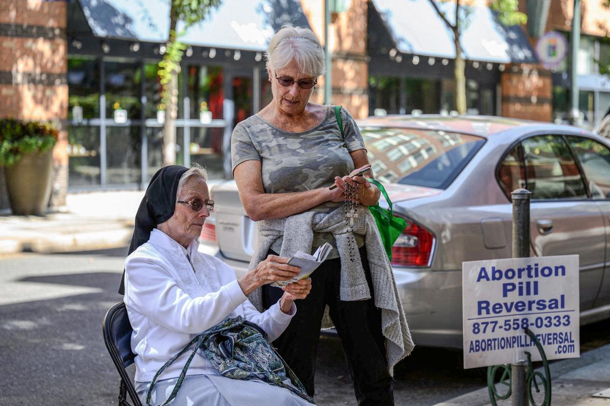 Pro-life activists pray in front of a Planned Parenthood Health Center in Philadelphia on Sept. 28, 2022. (ANGELA WEISS/AFP via Getty Images)