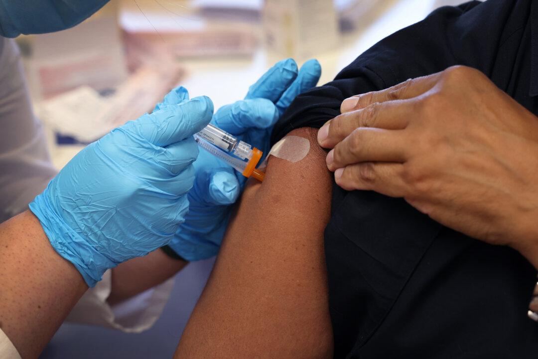 More Health Care Workers Refusing Influenza, COVID-19 Vaccines: CDC
