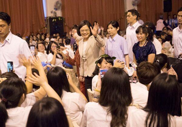President Tsai attends the commencement of her alma mater, the Taipei Municipal Zhong Shan Girls High School. (CC By 2.0)