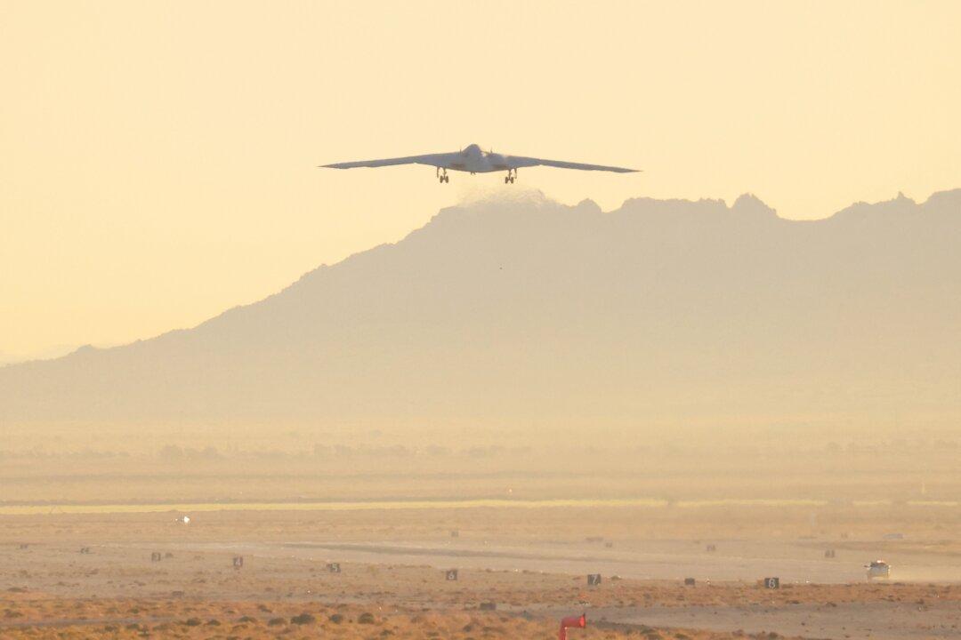 Air Force’s New B-21 Raider ‘Flying Wing’ Bomber Takes First Flight