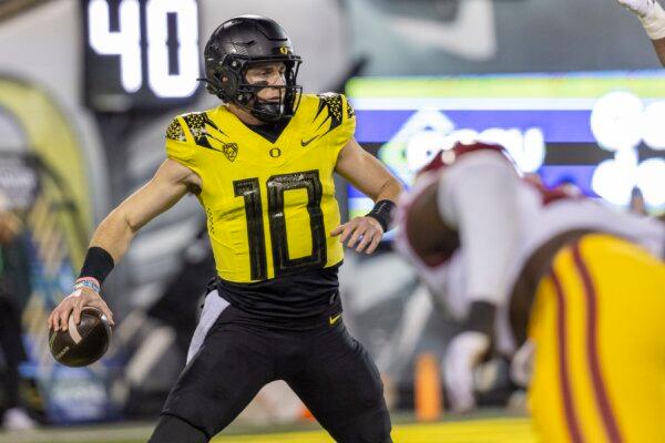 Quarterback Bo Nix (10) of the Oregon Ducks runs with the ball against the USC Trojans during the first half in Eugene, Ore., on Nov. 11, 2023. (Tom Hauck/Getty Images)