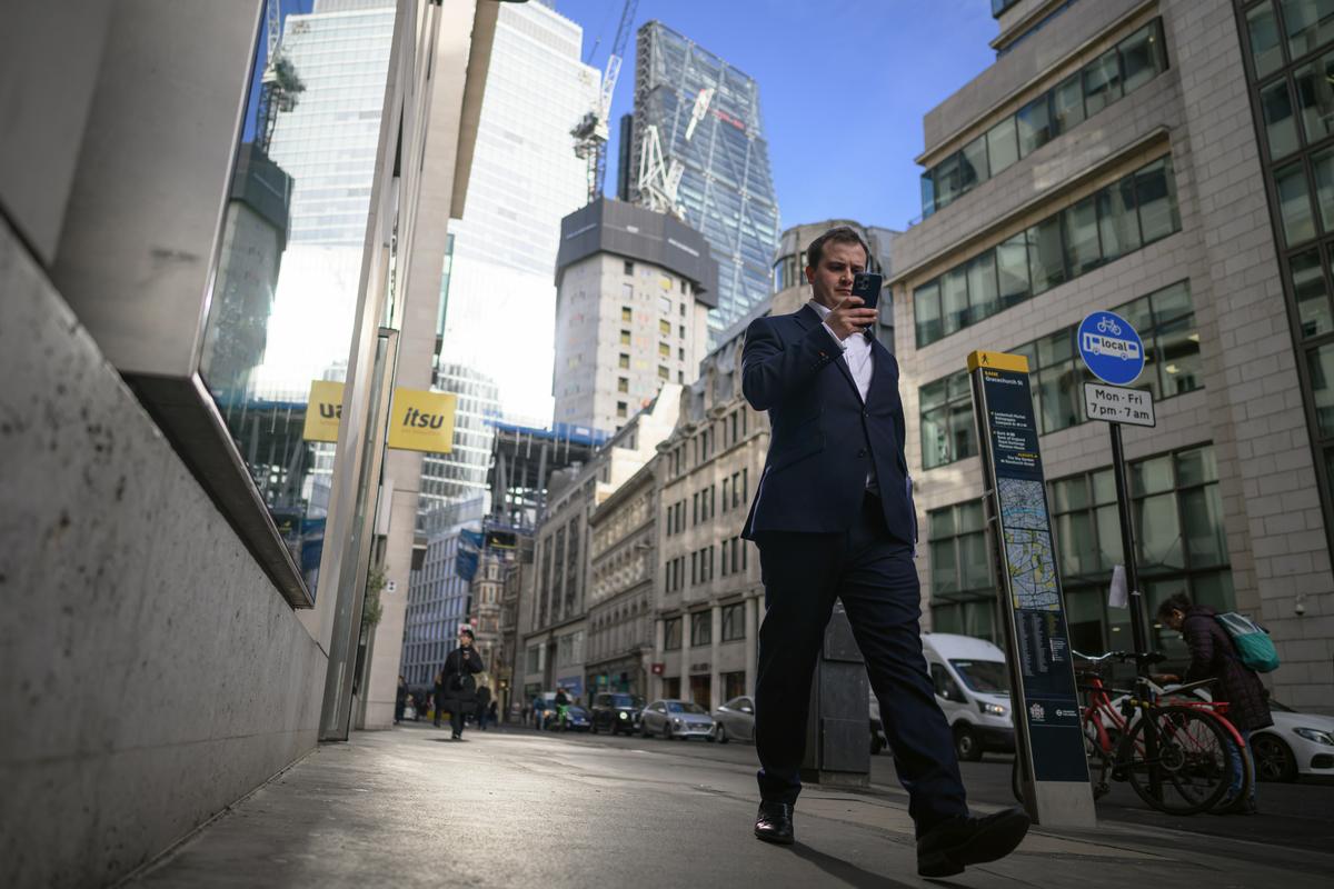 UK Economy Shrinks in October Amid Production and Construction Falls