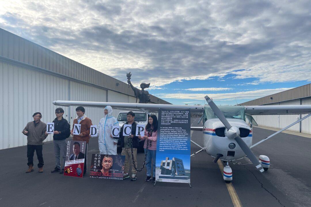Aerial Protest Above APEC Demands Freedom for China