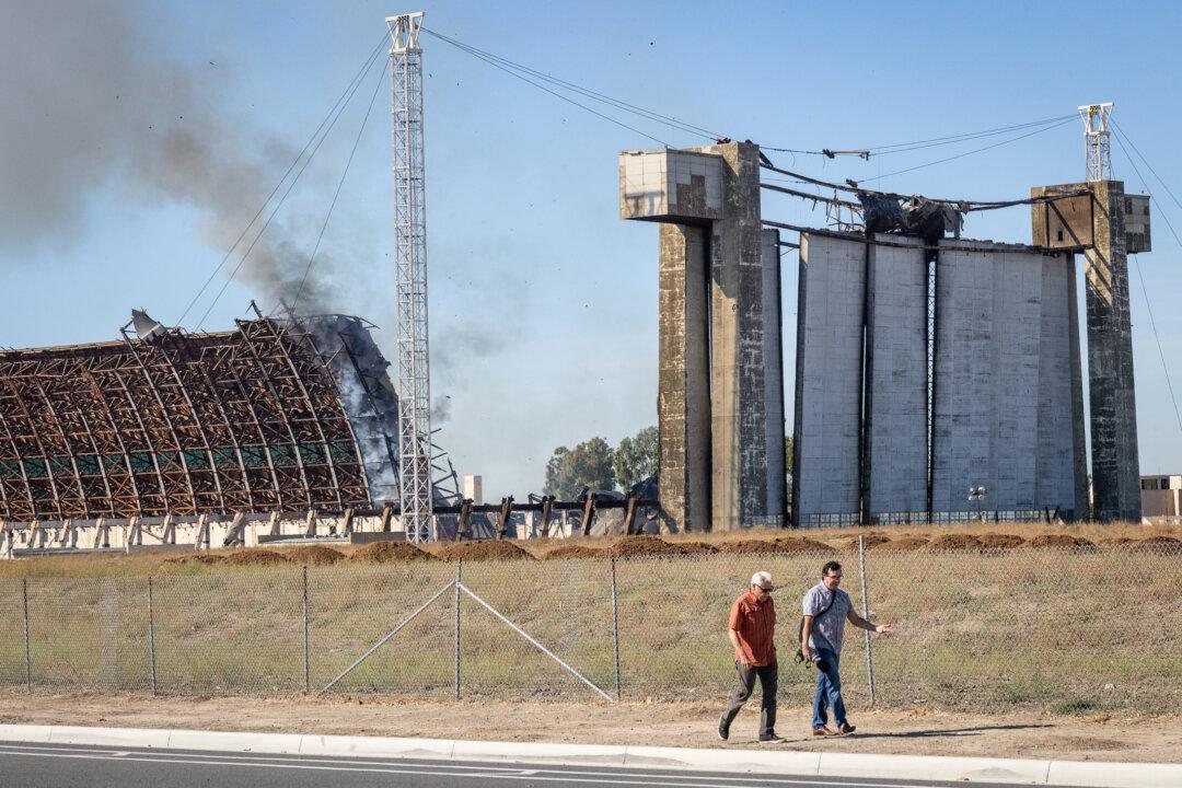 Efforts Underway to ‘Deconstruct’ World War II Blimp Hangar in Tustin