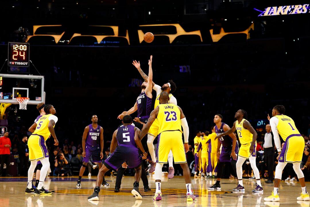 Kings Overcome LeBron’s Triple-Double, Hold on in 4th Quarter for 125–110 Win Over Lakers