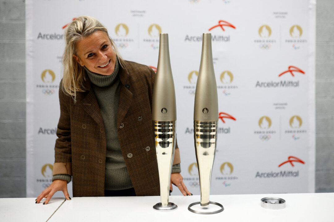 France Fashions Slender Paris 2024 Torch From Raw Steel