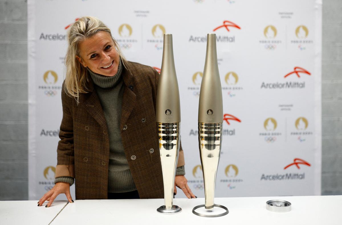 France Fashions Slender Paris 2024 Torch From Raw Steel