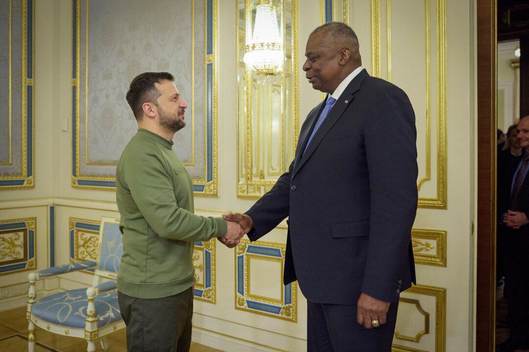 US Defense Secretary Meets With Zelenskyy in Kyiv to Pledge Steadfast Support for Ukraine