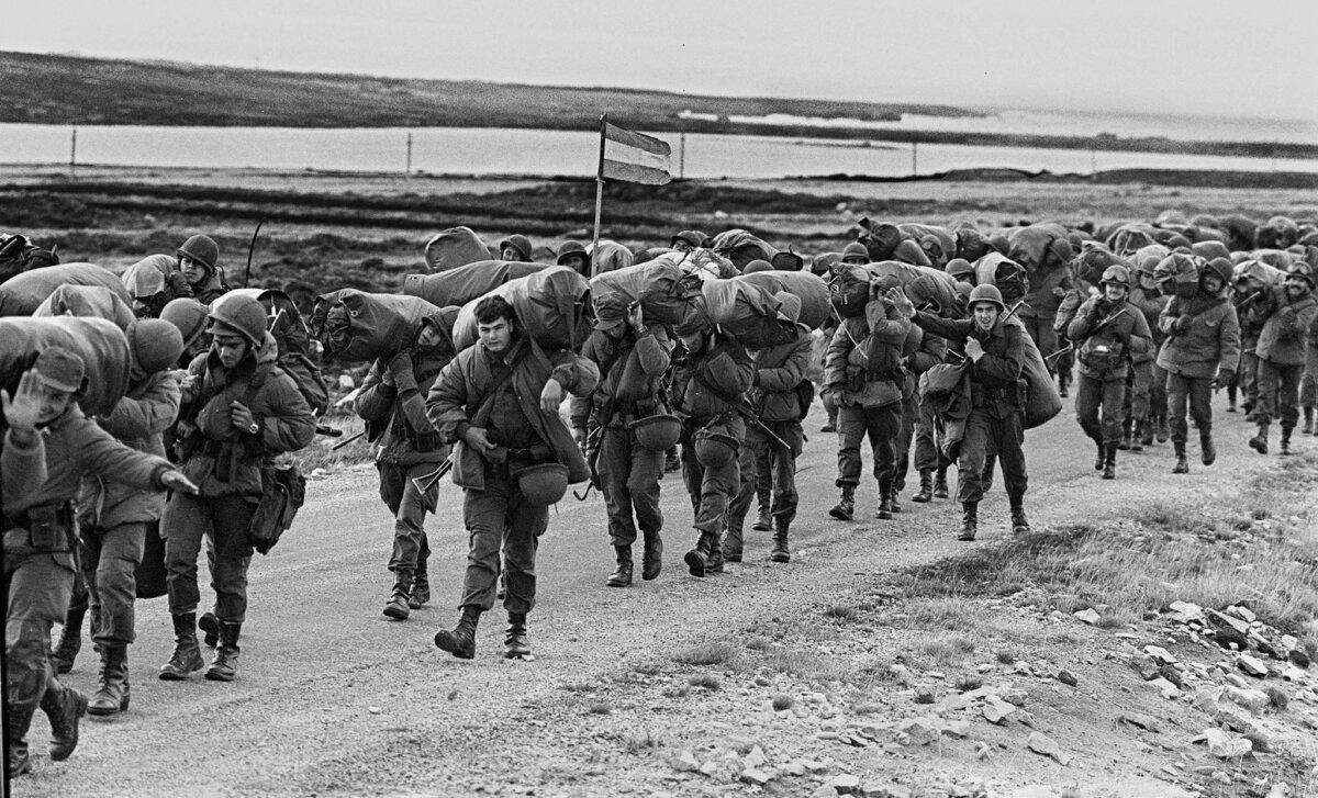 Argentine soldiers are photographed on 13. April 1982 in their way to occupy the captured Royal Marines base in Puerto Argentino/Port Stanley, a few days after the Argentine military dictatorship seized the Falkland Islands. (Daniel Garcia/AFP via Getty Images)