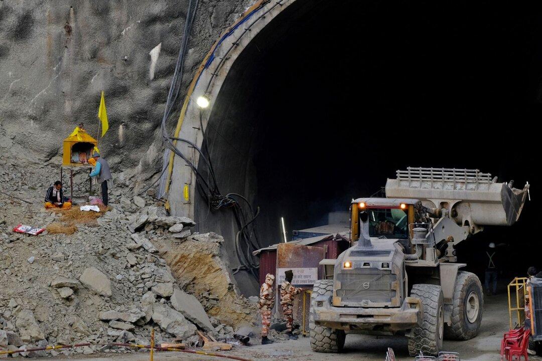 Drilling Snag Delays Rescue of 41 Men in Indian Tunnel
