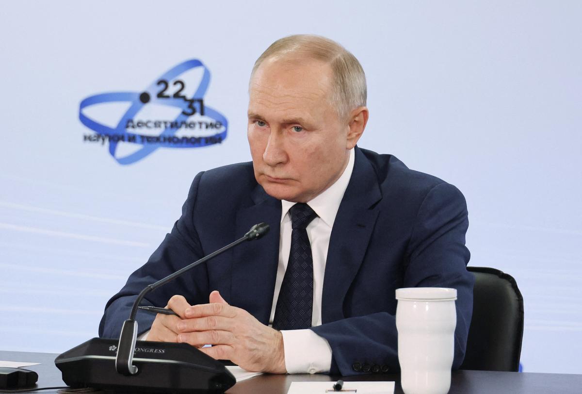Putin Apologizes to Azerbaijan After Deadly Plane Crash
