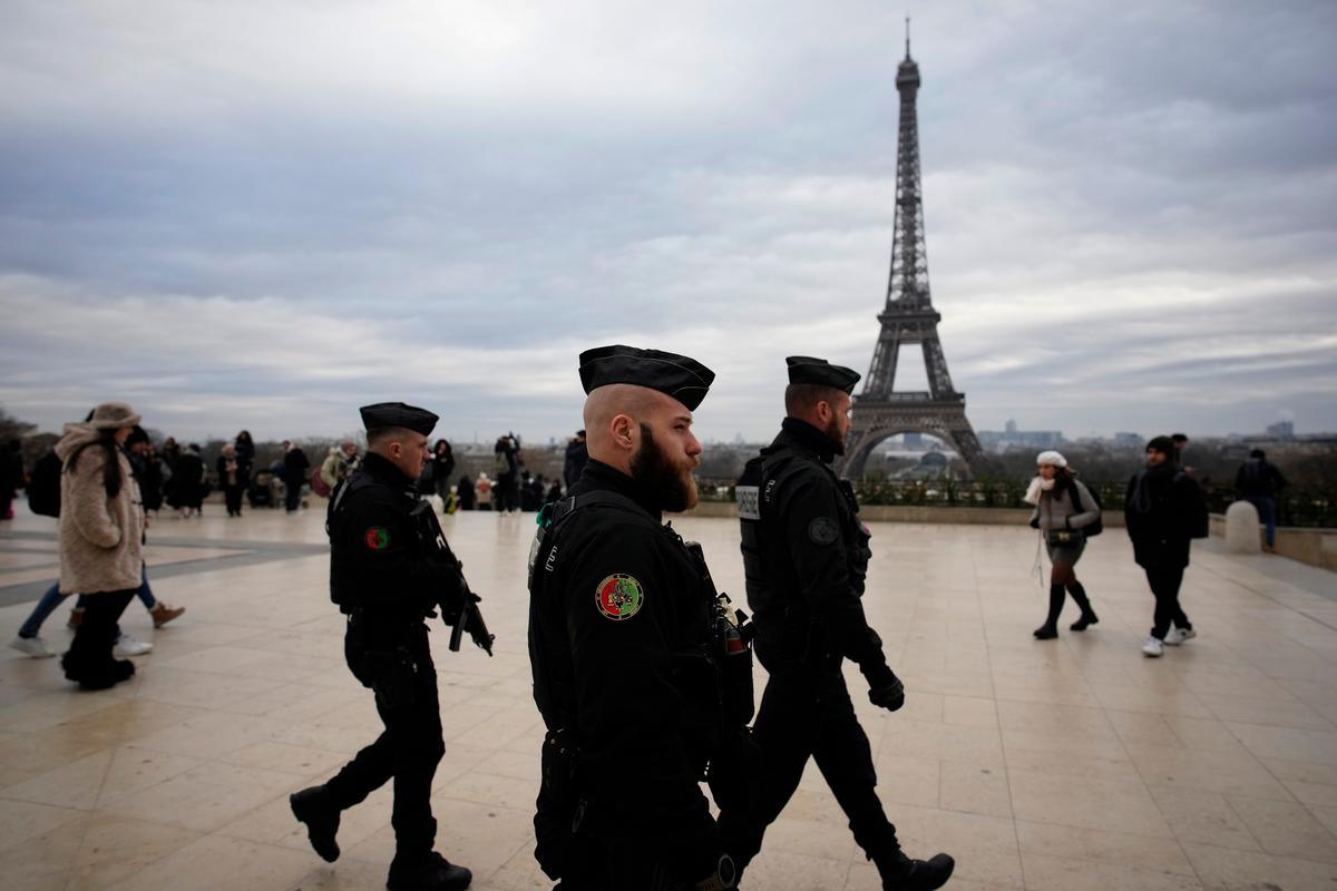 Tourist Stabbed to Death by Terrorist Targeting Passersby in Paris