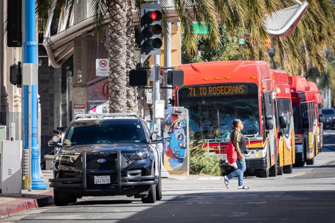 Attacker Strikes 2 Pedestrians With Unknown Metal Object in Long Beach