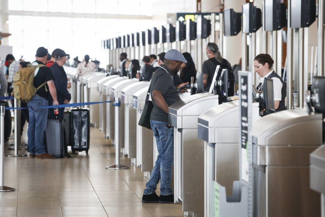 Ottawa Should Set Deadline to Clear Immigration Backlogs: House of Commons Committee