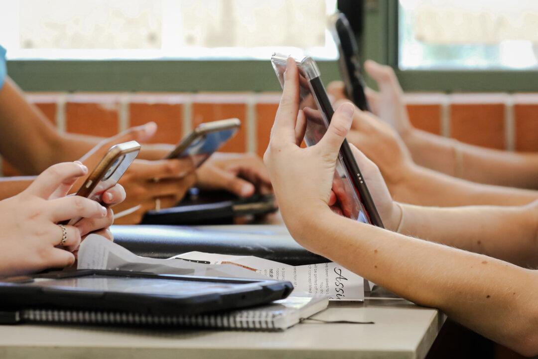 California School District Bans Cell Phone Use for Middle Schoolers