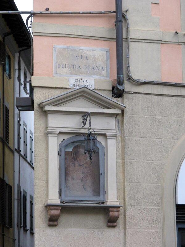 For centuries, one of Donatello’s terracotta madonnas was hung high on an unassuming villa in Florence, Italy. In this image taken in 2013, we can see the early Renaissance master’s “Madonna of Via Pietrapiana” under the street sign it's named after. (Sailko/<a href="https://it.wikipedia.org/wiki/Via_Pietrapiana#/media/File:Via_pietrapiana_38,_casa_con_tabernacolo_03.JPG">CC SA-BY 3.0 DEED</a>)