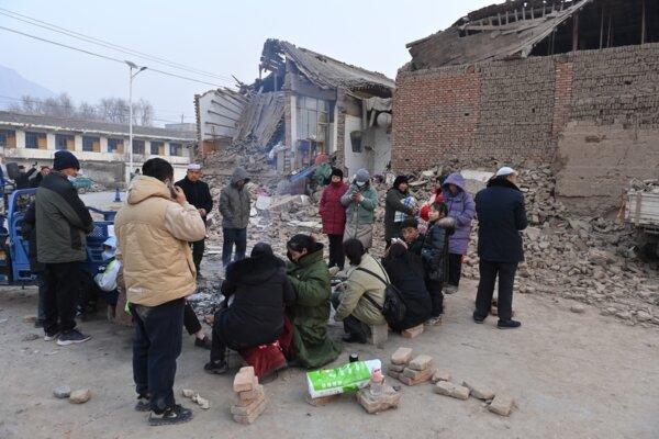 Residents warm themselves around a fire after an earthquake in Jishishan County, in northwest China’s Gansu Province, on Dec. 19, 2023. (CNS/AFP)