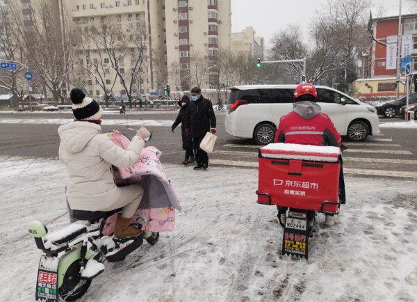 Vehicles drive in snow in Beijing on Dec. 13, 2023. (CFOTO/Future Publishing via Getty Images)