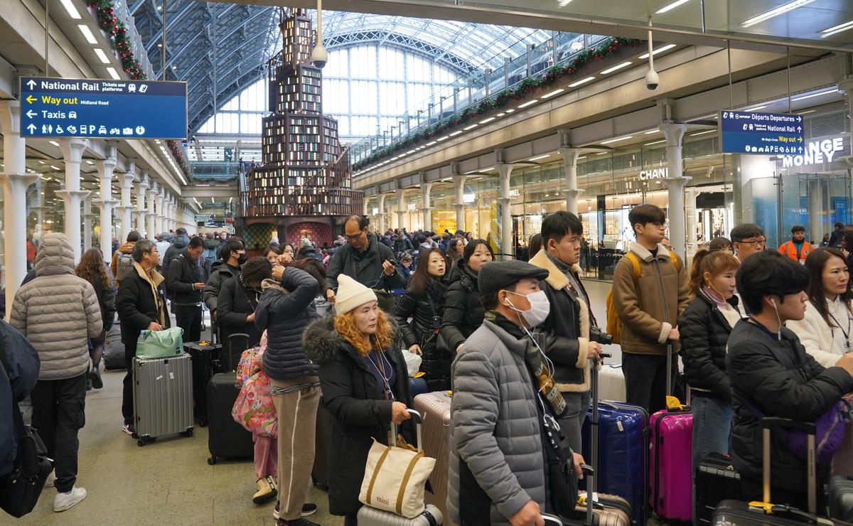 Christmas Travel Disruption as Motorways Close and Rail Travellers Face Delays