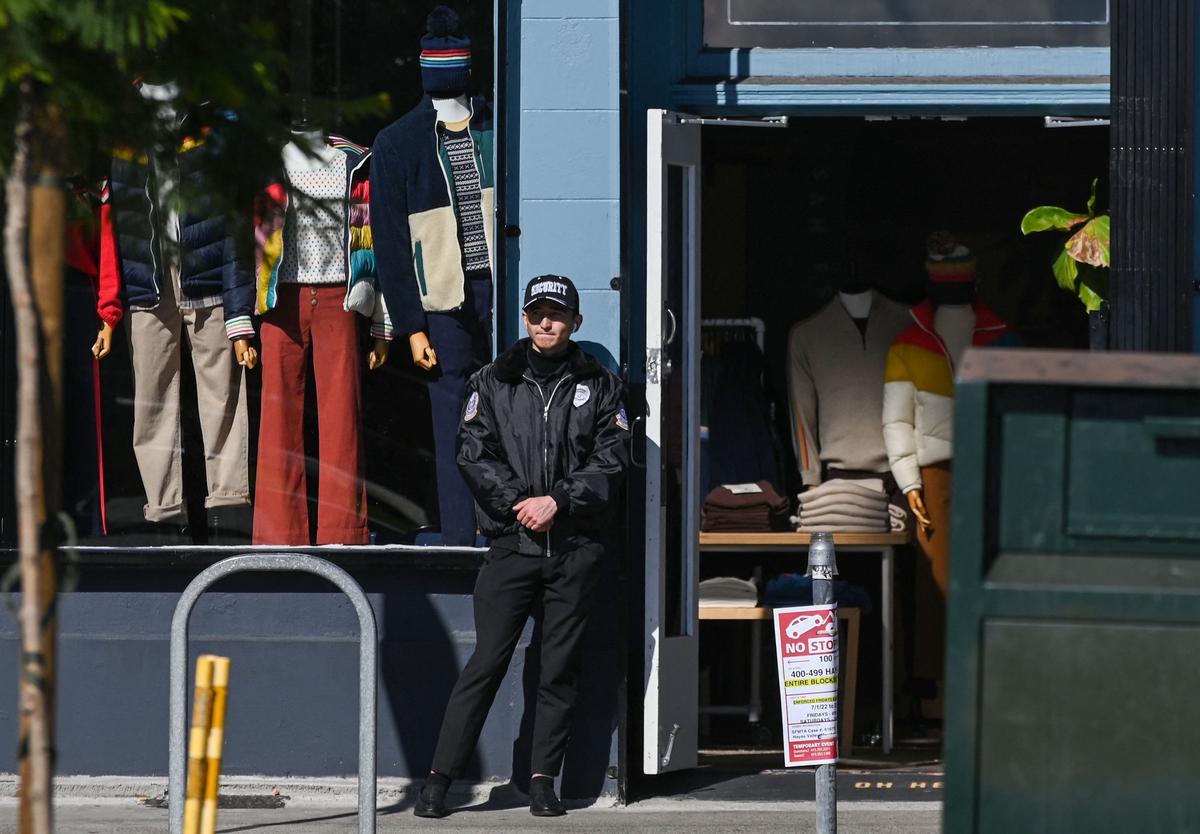 Northern California Holiday Shoppers, Retailers Adapting to Rise in Criminal Activity