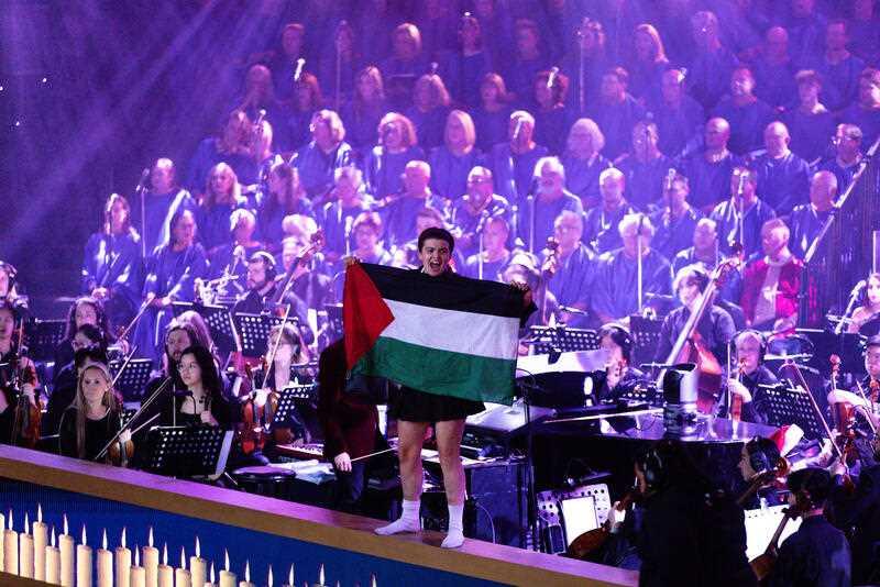 Pro-Palestinian Protesters Disrupt Live Broadcast of Christmas Carol Event