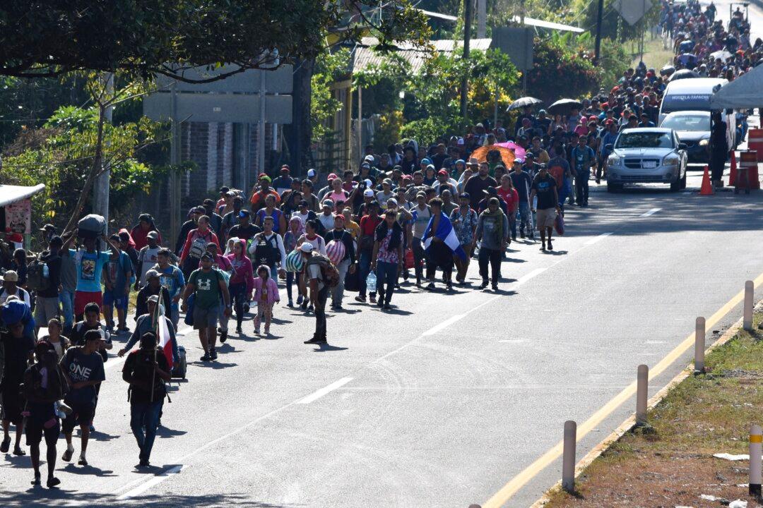 Migrant Caravan Spends Christmas on the Road, Marching on to US Border