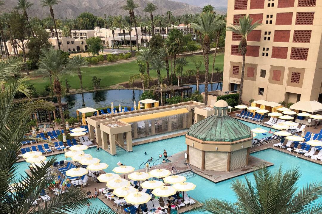 Plan a Special Vacation With an Older Parent