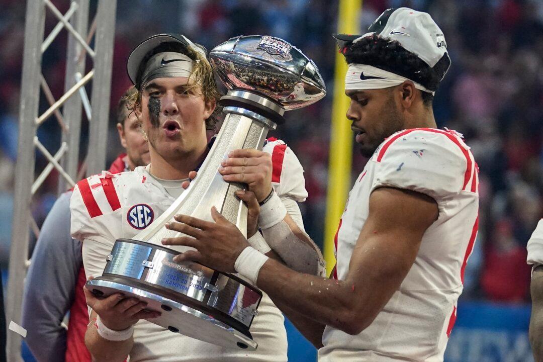 Dart Leads No. 11 Ole Miss to 38–25 Peach Bowl Rout of No. 10 Penn State’s Proud Defense