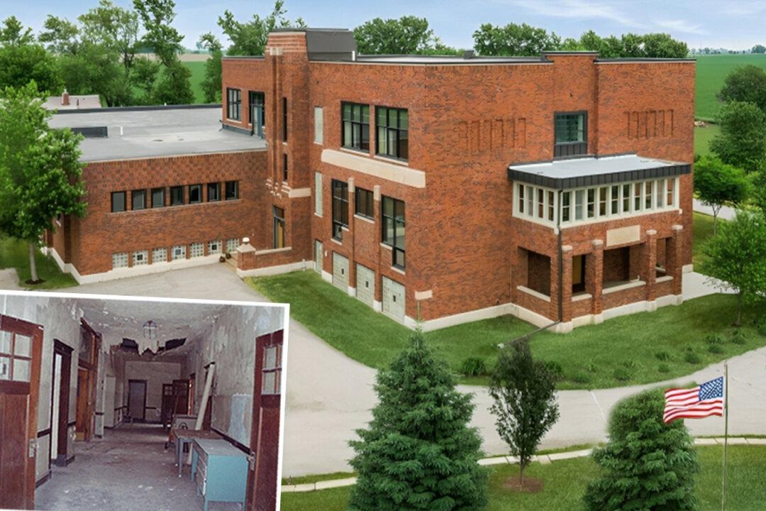 Couple Spent 6 Years Turning 100-Year-Old Iowa School Into a Creative Living Space, Here’s How it Looks