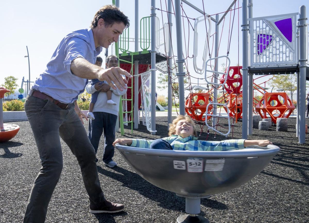 PMO Backtracks on Trudeau Jamaica Vacation, Saying Family Is With Friends at ‘No Cost’