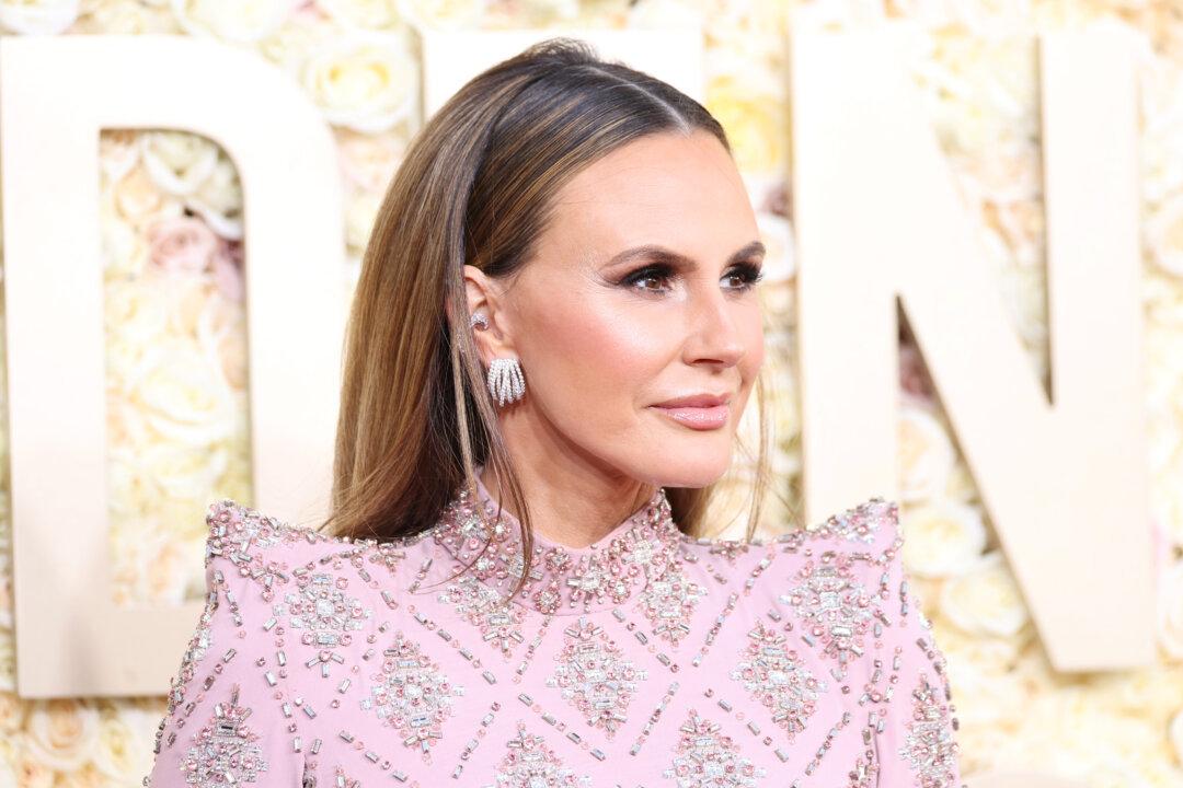 E! Host Keltie Knight Crawls the Red Carpet After Losing Diamond at the Golden Globes