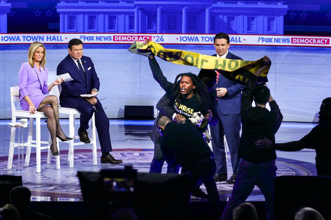 Protesters Interrupt DeSantis as He Talks Ukraine, Ground Game in Iowa Town Hall