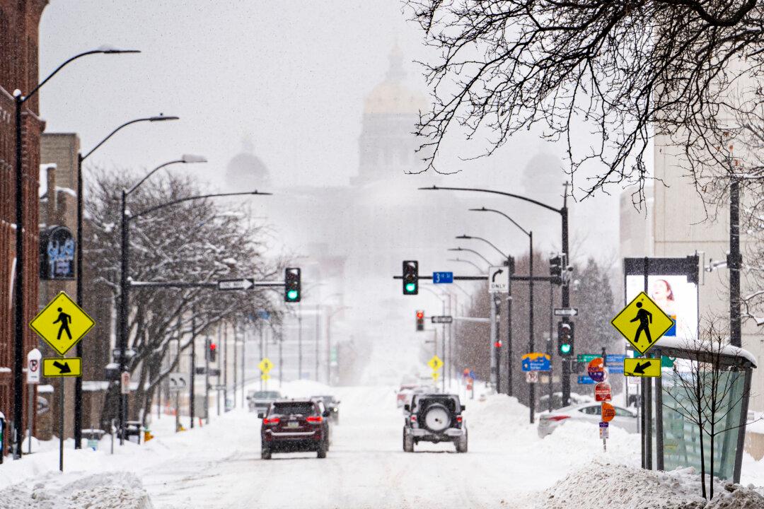 GOP Candidates Battle Freezing Weather in Final Push to Iowa Caucuses