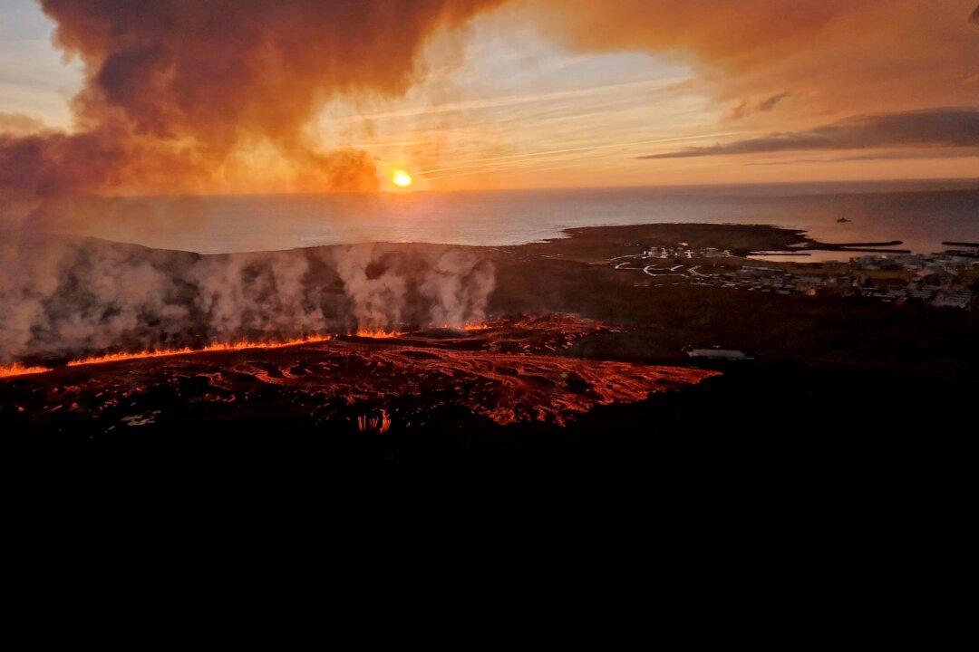 Iceland Volcano Recedes After ‘Black Day’ of Town Fires