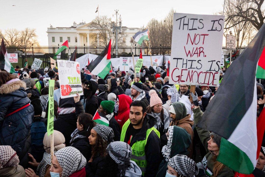 Pro-Palestinian Rioters Nearly Breach White House Gate in Clash With Police