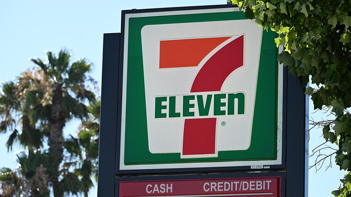 Large Groups of Robbers Hit Multiple 7-Elevens in Hollywood, Flee on Bikes