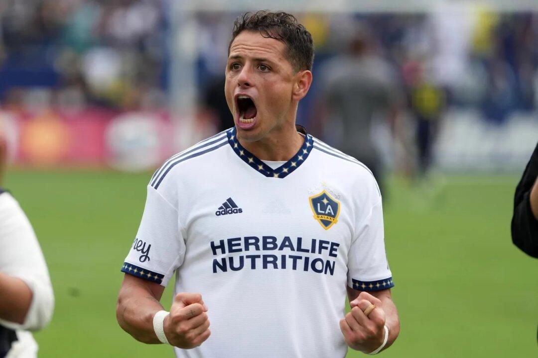 Former Galaxy Star ‘Chicharito’ Returns to Chivas
